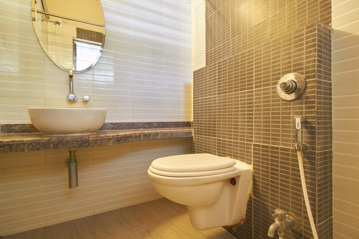 Un baño con lavamanos, inodoro y ducha.