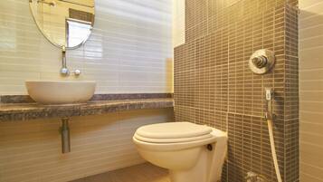 Un baño con lavamanos, inodoro y ducha.