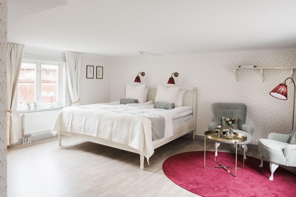 Double Room, Private Bathroom (Hanna) | Blackout drapes, soundproofing, iron/ironing board, rollaway beds