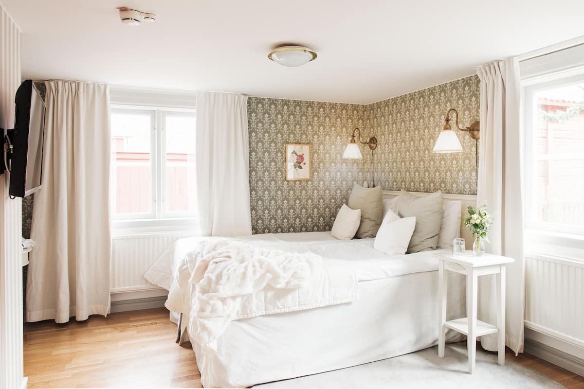 Double Room, Private Bathroom (Hilda) | Blackout drapes, soundproofing, iron/ironing board, rollaway beds