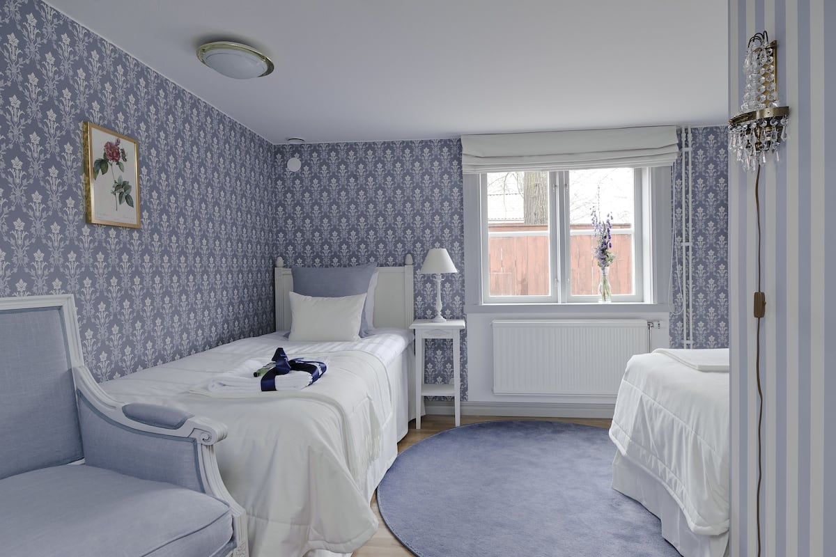 Twin Room, Private Bathroom (Viola) | Blackout drapes, soundproofing, iron/ironing board, rollaway beds