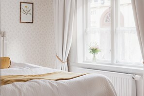 Rideaux occultants, chambres insonorisées, fer et planche à repasser