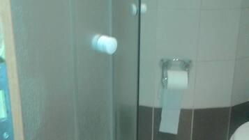 Chuveiro, bidê, toalhas de banho