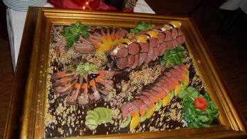 Una obra de arte enmarco que muestra un filete con guarniciones.