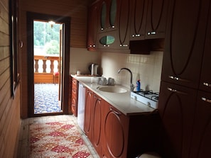 Suit Rooms 4 Kisi | Cuisine privée | Réfrigérateur, bouilloire électrique