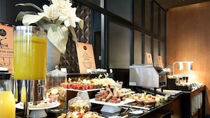A buffet with various food items and a juice dispenser. - Áurea Catedral by Eurostars Hotel Company (Granada)