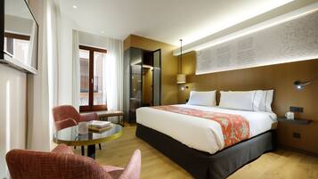 Deluxe Room | 1 bedroom, minibar, in-room safe, desk