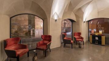 Coin salon dans le hall