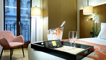 Suite – junior (Cathedral view) | 1 soverom, minibar, safe på rommet og skrivebord