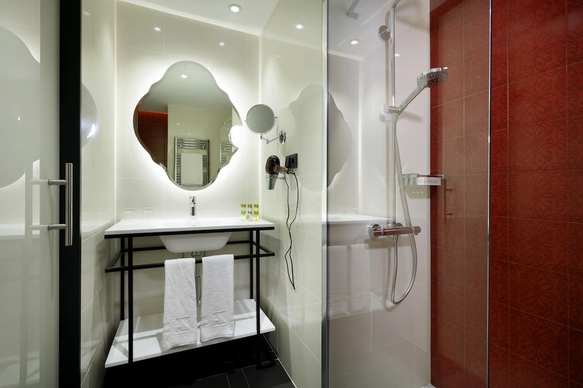 eco-friendly toiletries, hair dryer, towels