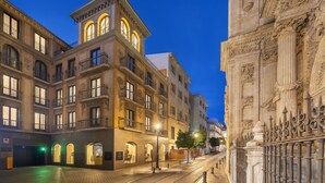 A historic building with multiple floors, large windows, and ornate architectural details. - Áurea Catedral by Eurostars Hotel Company (Granada)