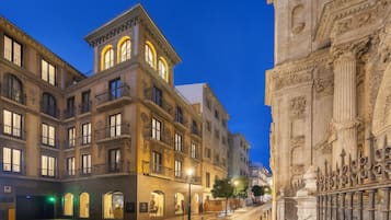Fachada de la propiedad por la tarde o noche