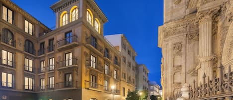 Voorkant accommodatie - avond/nacht