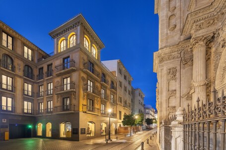 Fachada de la propiedad por la tarde o noche