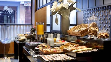 Desayuno buffet diario (EUR 20 por persona)