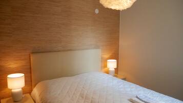 Luksusleilighet, 2 soverom, badstue, byutsikt | 2 soverom, skrivebord, strykejern/-brett og wi-fi (inkludert)