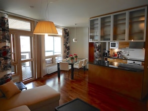 Departamento de lujo, 2 habitaciones, sauna, vista a la ciudad | Sala de estar | Smart TV