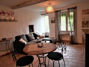 Cottage (Le Bien-Fée-Zant) | Living area - Domaine de la Fée-licité (Jullié)