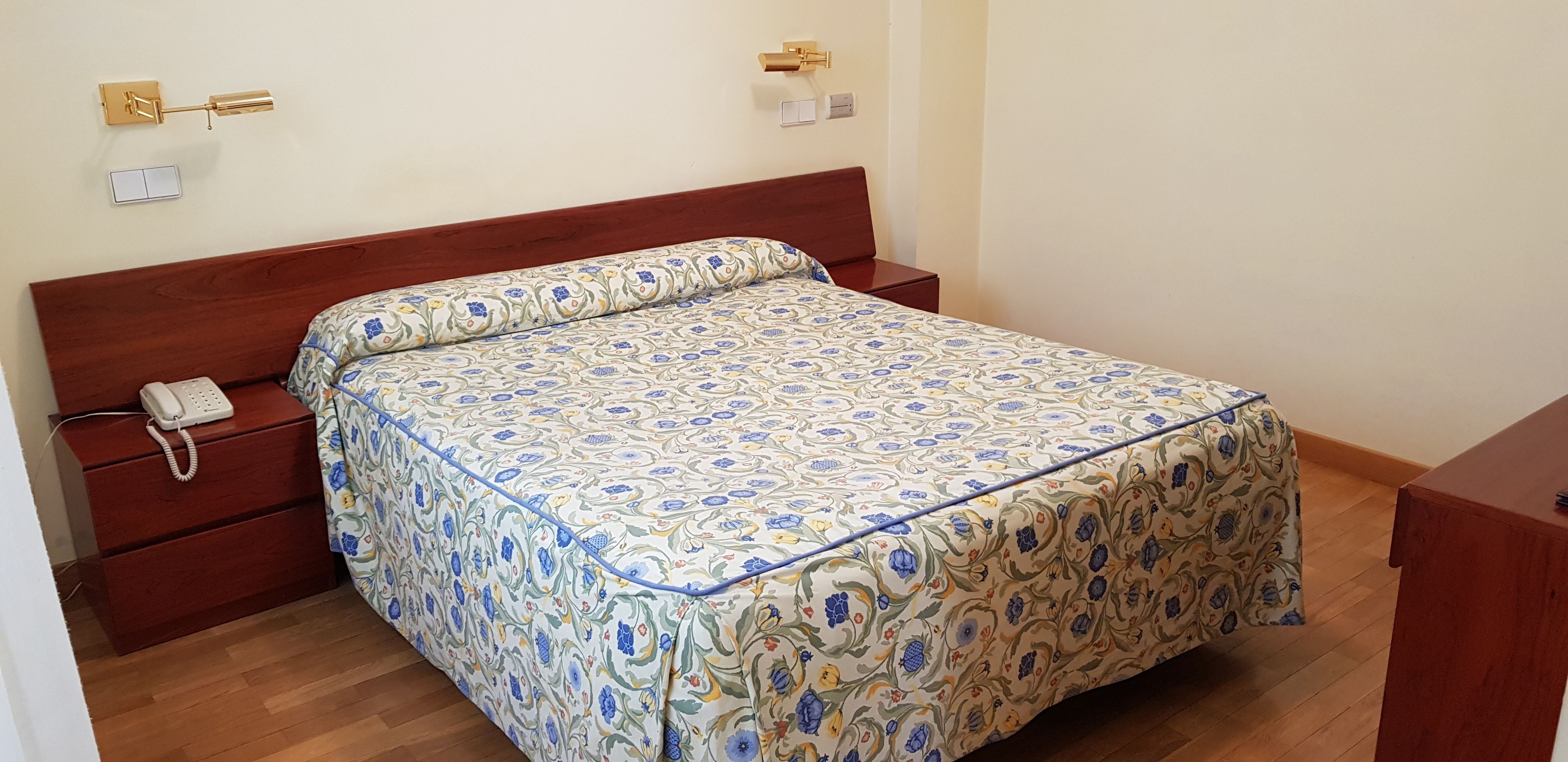 desk, blackout curtains, soundproofing, free wifi