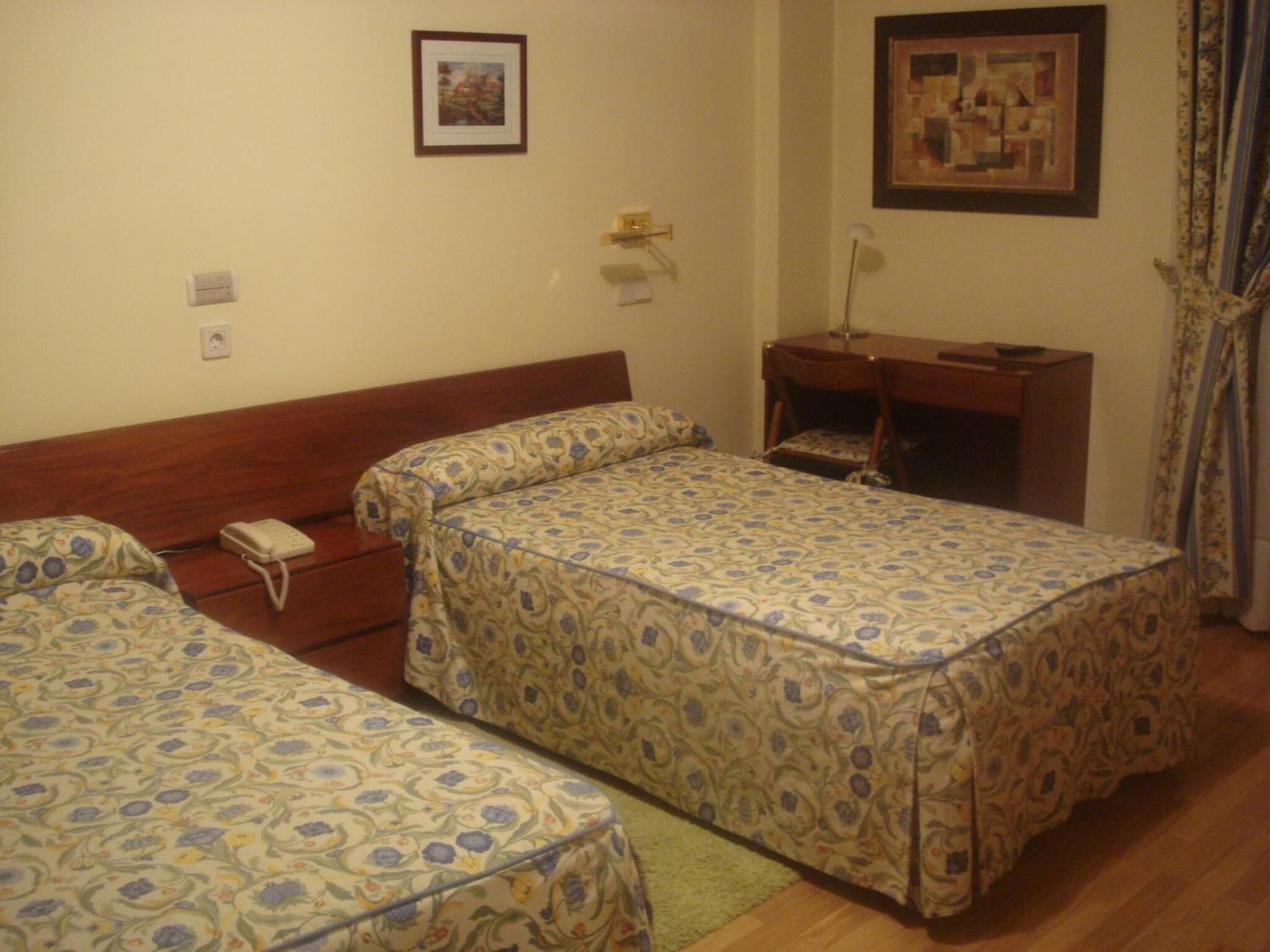 desk, blackout curtains, soundproofing, free wifi