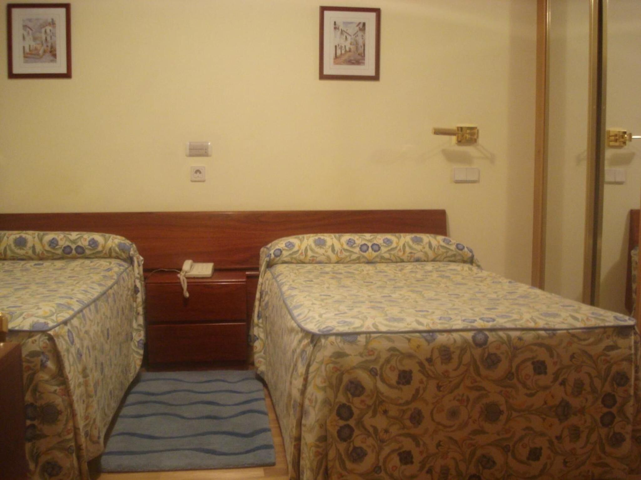 desk, blackout curtains, soundproofing, free wifi