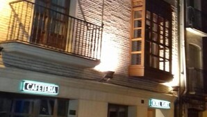 Un edificio con un letrero que dice 'CAFE' y 'SABER'.