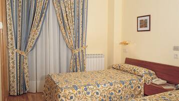 Kahden hengen huone (yksi tai kaksi sänkyä) | Työpöytä, pimennysverhot, äänieristys, ilmainen Wi-Fi