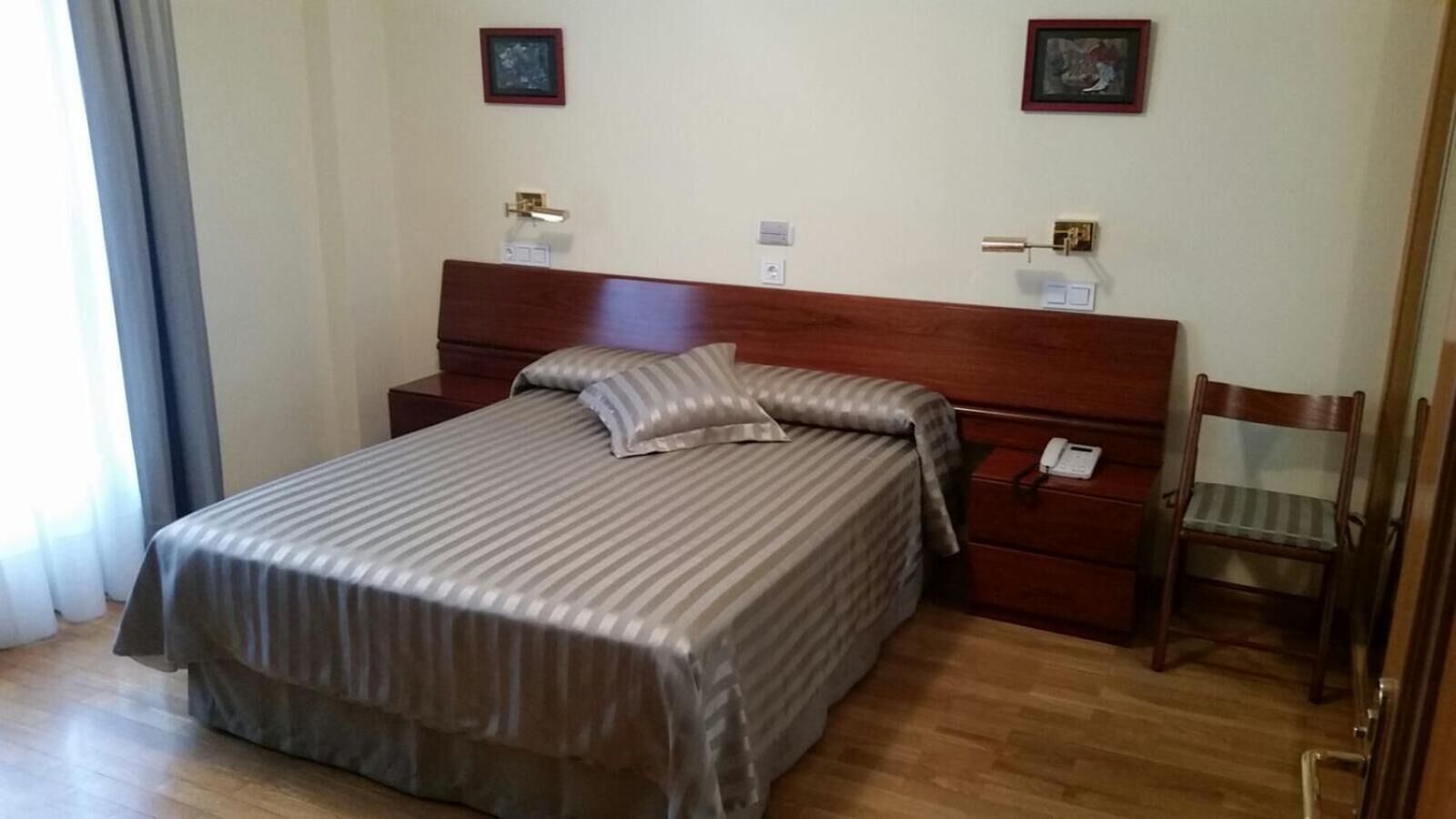 desk, blackout curtains, soundproofing, free wifi