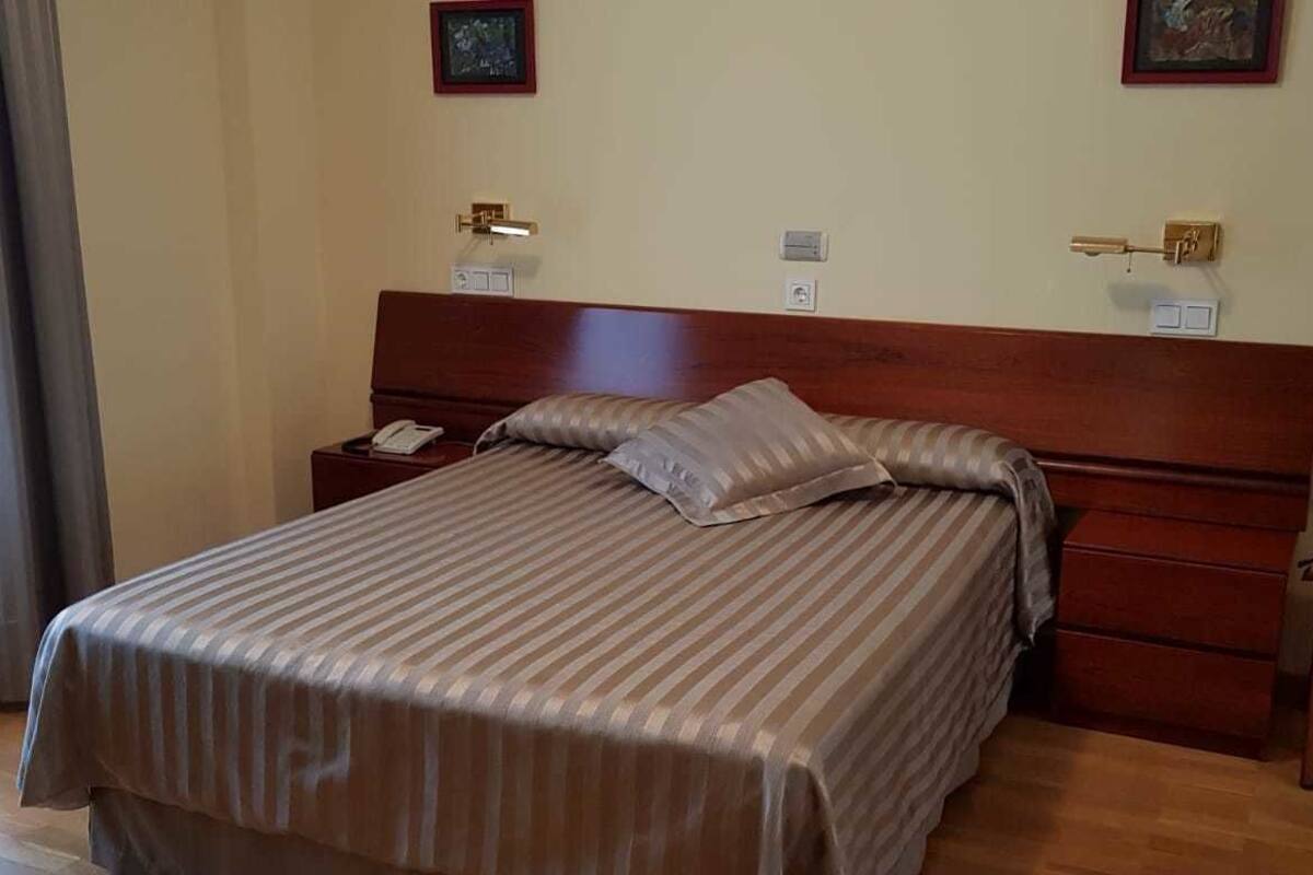 single room | desk, blackout curtains, soundproofing, free wifi