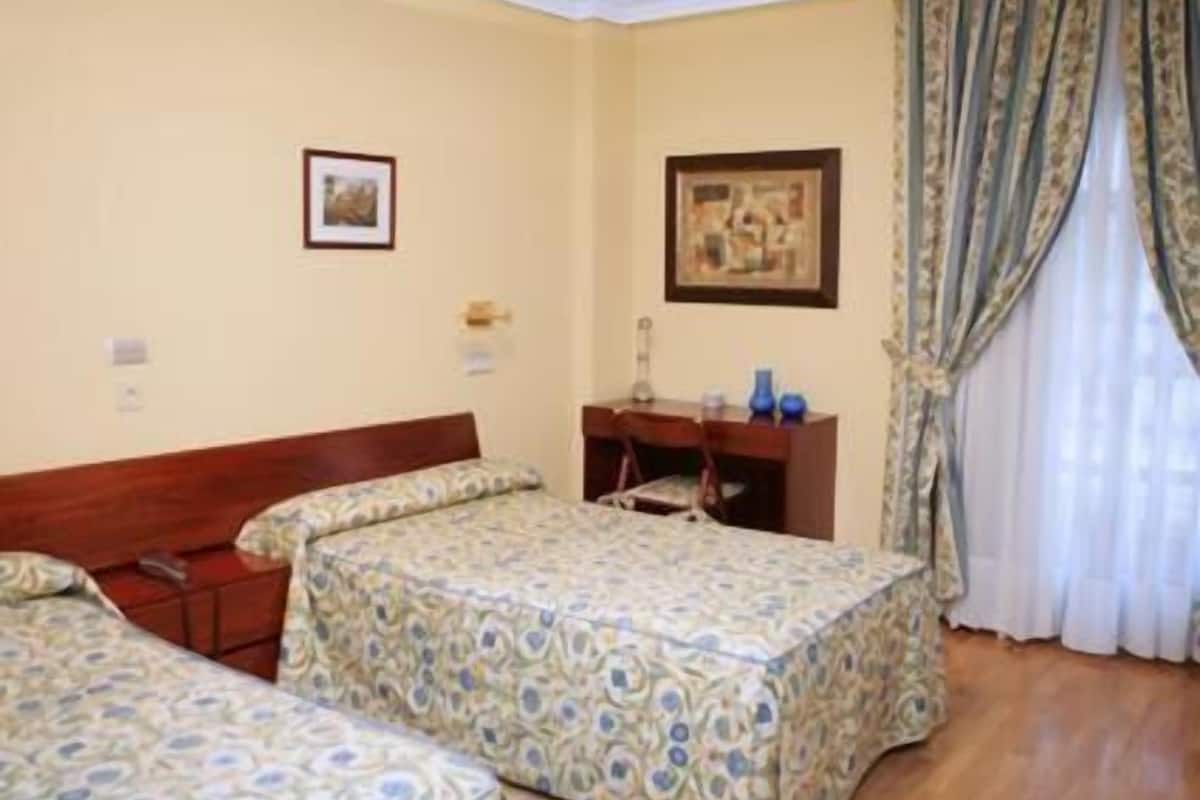 desk, blackout curtains, soundproofing, free wifi