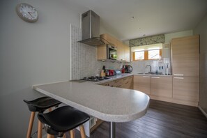 Full-sized fridge, microwave, oven, stovetop - Loch Lomond Waterfront Luxury Lodges (Balmaha)