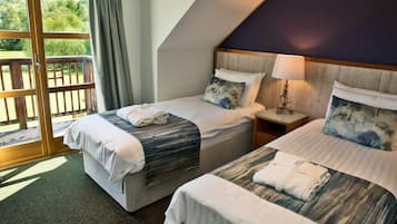 Roupas de cama premium, escrivaninha, cortinas blackout