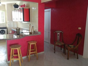 Apartemen Keluarga, 3 kamar tidur, Boleh Merokok, pemandangan laut | Dapur pribadi | Lemari es besar, microwave, oven, dan kompor