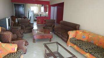 Familjelägenhet - 3 sovrum - rökare - havsutsikt | Vardagsrum | Platt-tv