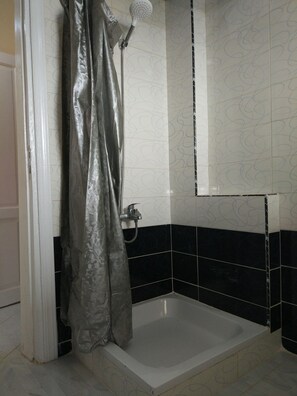 Family Apartment, 3 Bedrooms, Smoking, Sea View | Bathroom shower - Apartamento Alejandro Magno (Borg el Arab)