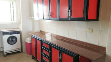 Departamento familiar, 3 habitaciones, para fumadores, vista al mar | Cocina privada | Refrigerador con congelador, microondas, horno y parrilla de estufa