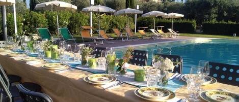 Piscine extérieure (ouverte en saison), parasols de plage