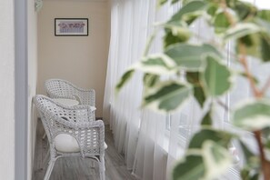 Deluxe Suite | Living area | Flat-screen TV - Flowers Hotel (Perm)