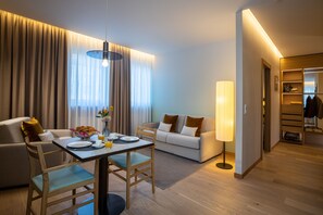 Luksushuoneisto, esteetön (Maximilian) | Olohuone | Älytelevisio, Netflix, stereot, tulostin