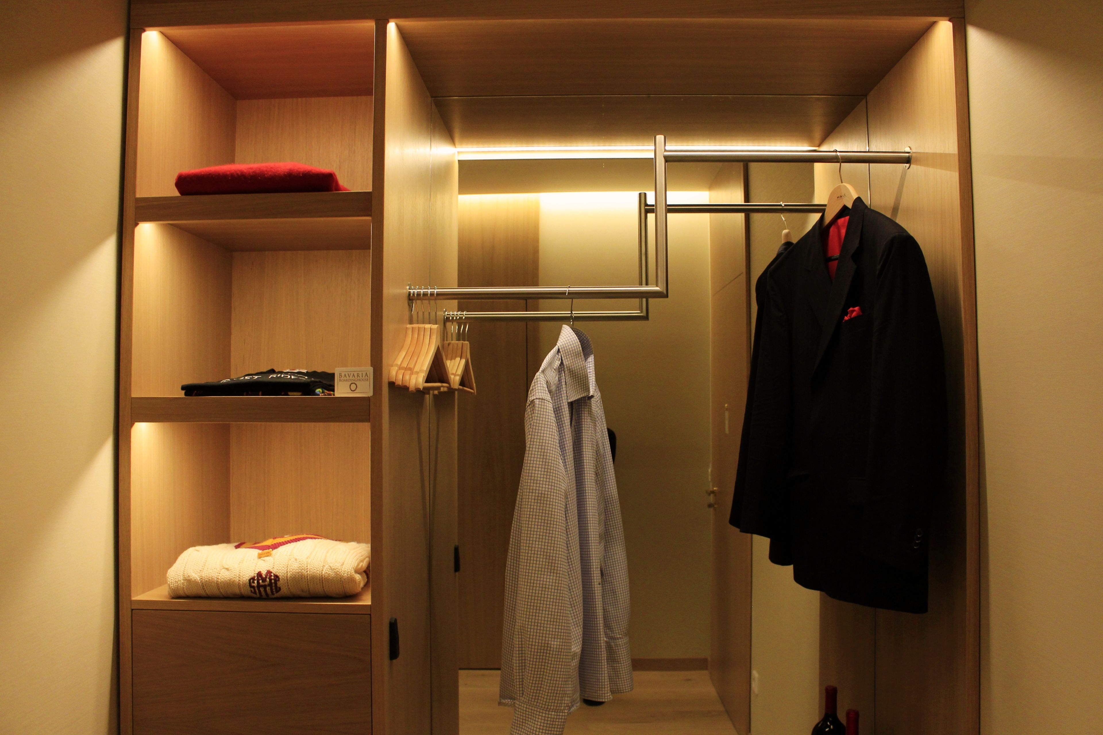 Un dressing avec des étagères, une tringle et un porte-serviettes.