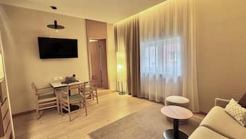 Studio Apartment Deluxe 'Anna' | Living room | 55-inch flat-screen TV with cable channels, Smart TV, Netflix