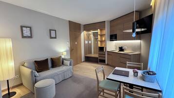 Studioapartment Deluxe 'Leni' | Hochwertige Bettwaren, Betten mit Memory-Foam-Matratzen, Zimmersafe