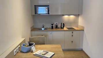 Deluxe Apartment 'Veronika' | Essbereich im Zimmer