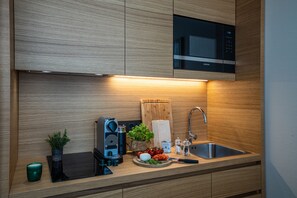 Full-size fridge, microwave, stovetop, espresso maker - One Bavaria Homes (Munich)