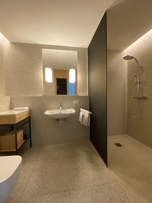Studio Apartment 'Theresa' | Bathroom | Shower, rainfall showerhead, hair dryer, towels - One Bavaria Homes (Munich)