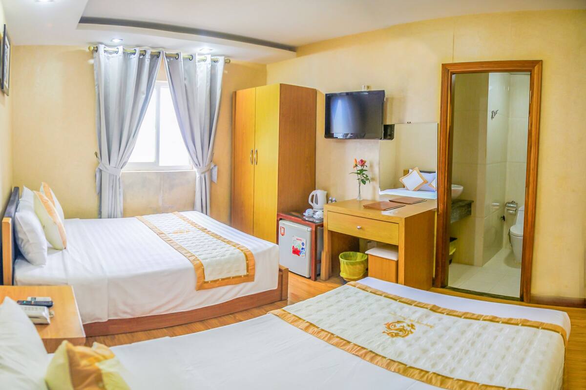 Minibar, in-room safe, rollaway beds (free), WiFi (free)