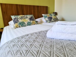 Schreibtisch, schallisolierte Zimmer, kostenlose Babybetten