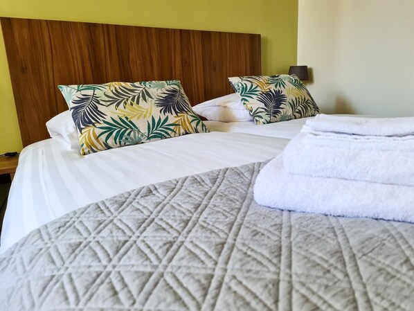 Desk, soundproofing, free cots/infant beds, free WiFi