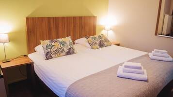 Desk, soundproofing, free cots/infant beds, free WiFi