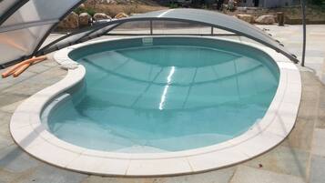 Piscine couverte, cabanons gratuits, parasols de plage